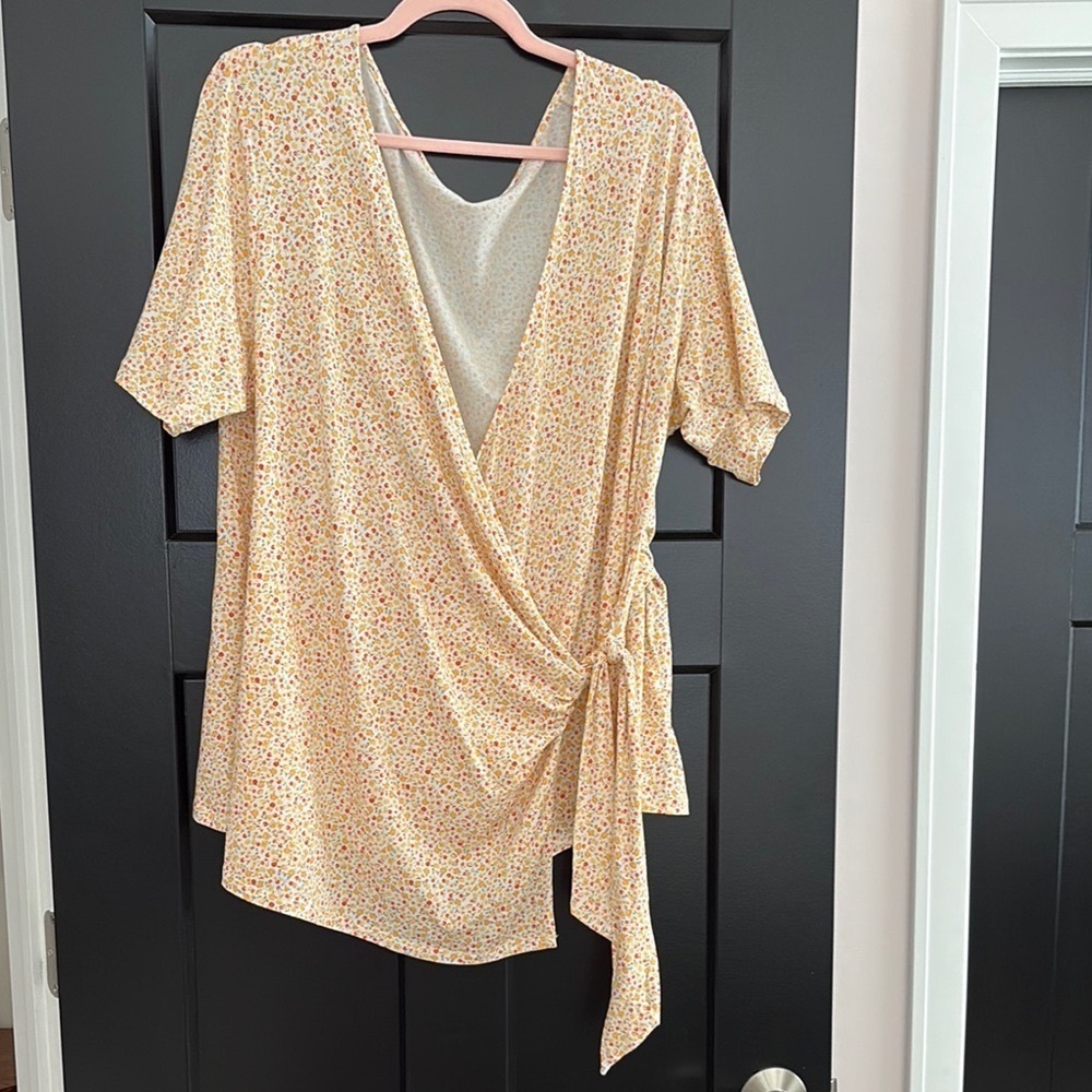 NWOT Lands' End Gold/Yellow Flutter Sleeve Wrap/Tie Blouse.Floral Design.Size 2X
